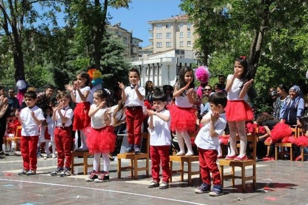 Diyarbakır&rsquo;da Minikler 23 Nisan&rsquo;ı Kutladı