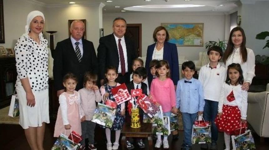 Vali Fidan&rsquo;a K&uuml;lt&uuml;rl&uuml; &Ouml;ğrencilerden Anlamlı Hediye