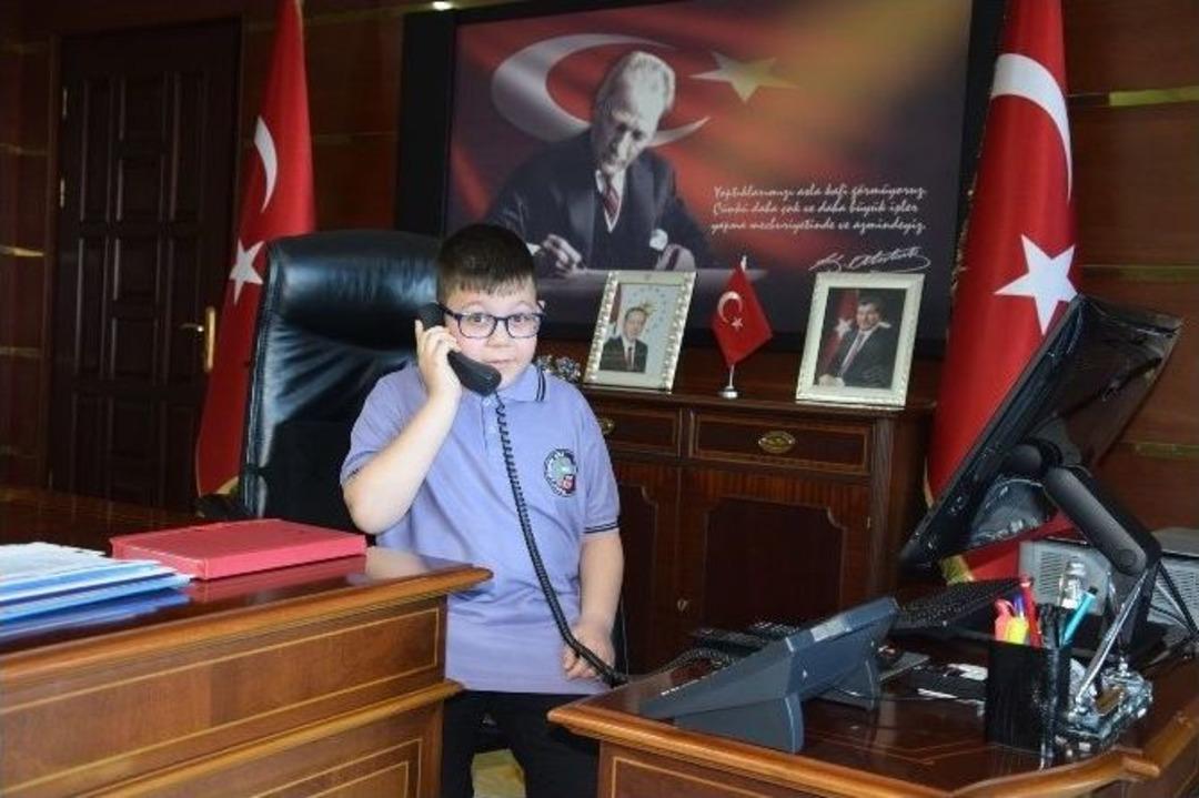 &Ccedil;ocuk Vali Emniyet M&uuml;d&uuml;r&uuml;nden Ak&uuml;l&uuml; Araba İstedi