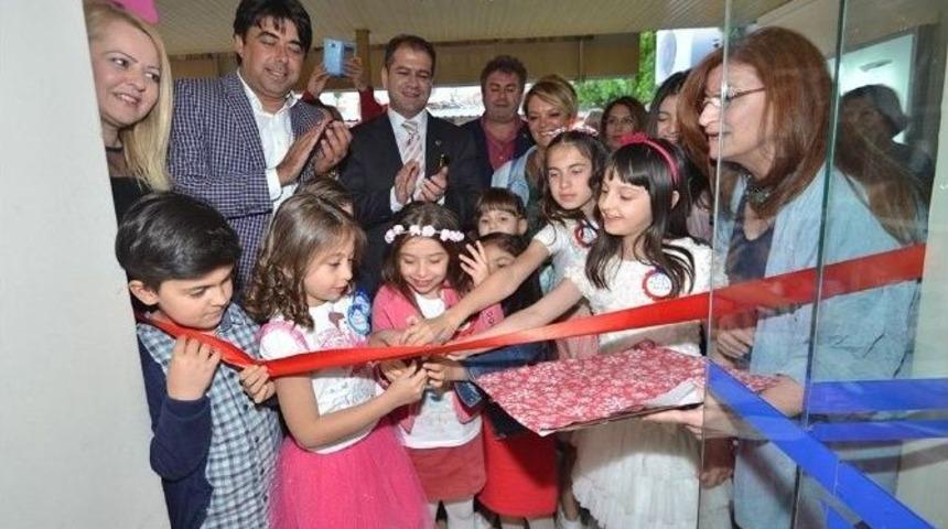 Minik Ressamlardan "23 Nisan" Sergisi