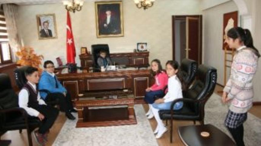 Kaymakamlık Makamına Karslı Oturdu