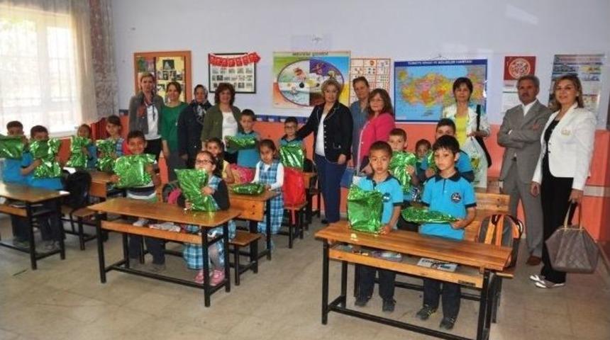 &Ouml;demiş&rsquo;te Minik &Ouml;ğrencilere 23 Nisan Paketi