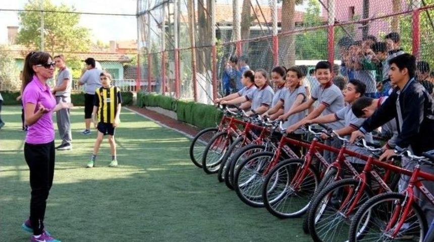 Sarıg&ouml;l&rsquo;de &Ouml;ğrencilere Bisiklet Dağıtıldı