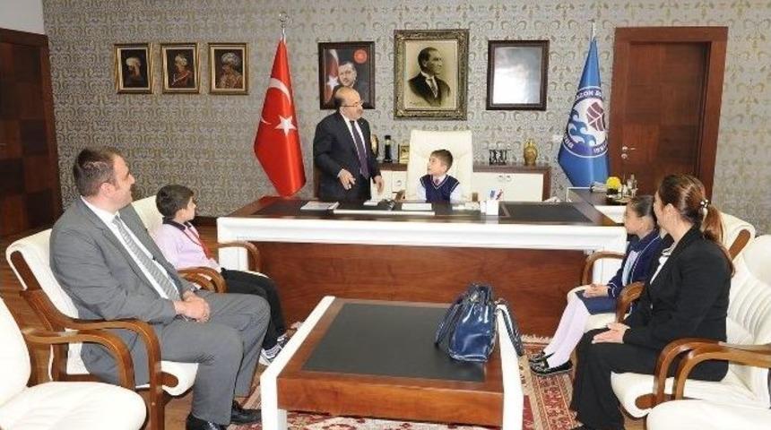 Trabzon&rsquo;da &Ccedil;ocuk Vali Ve Belediye Başkanları Makamlarına Oturdu