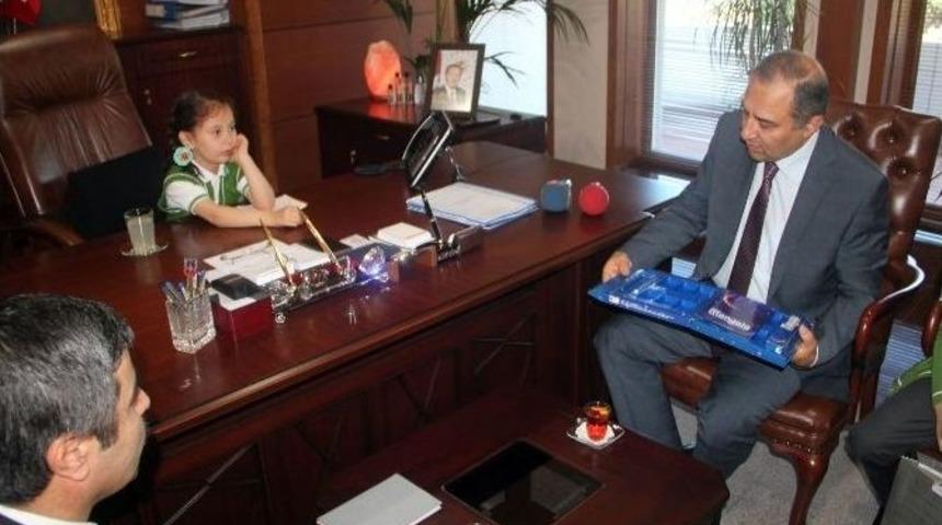 Makama Oturan Minik Valiyle Güldüren Diyalog