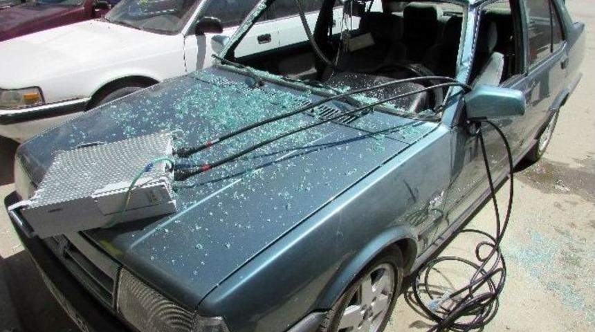 Baz İstasyonundan Kopan Par&ccedil;a Park Halindeki Otomobilin &Uuml;zerine D&uuml;şt&uuml;