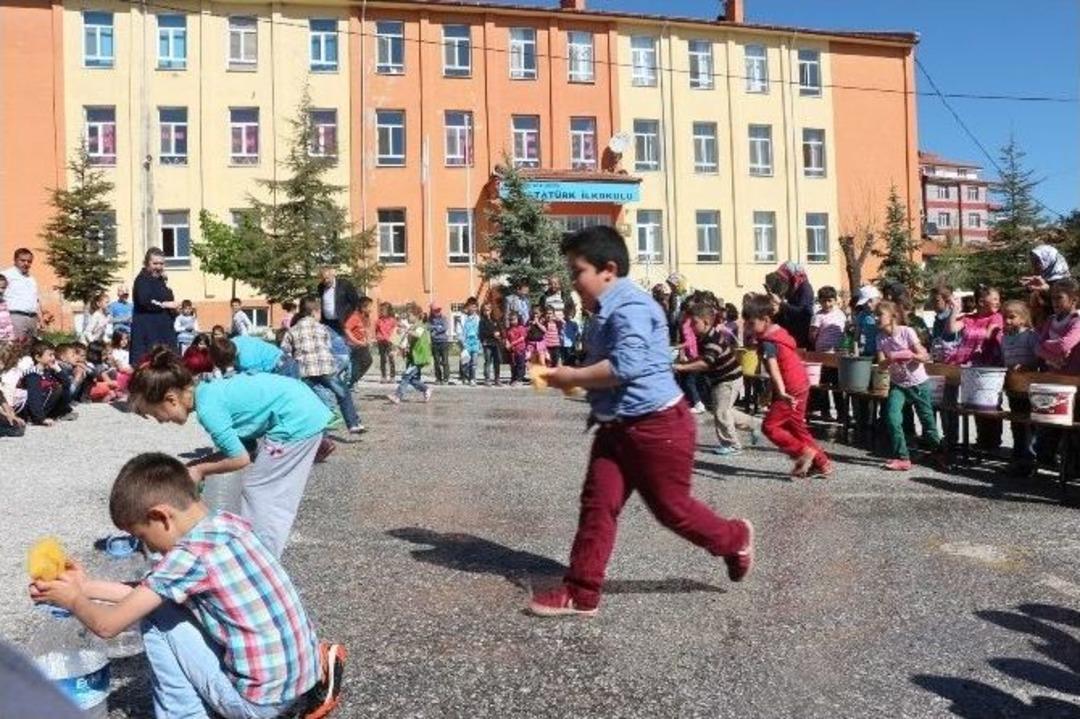 Okulda 23 Nisan &Ccedil;ocuk Şenliği