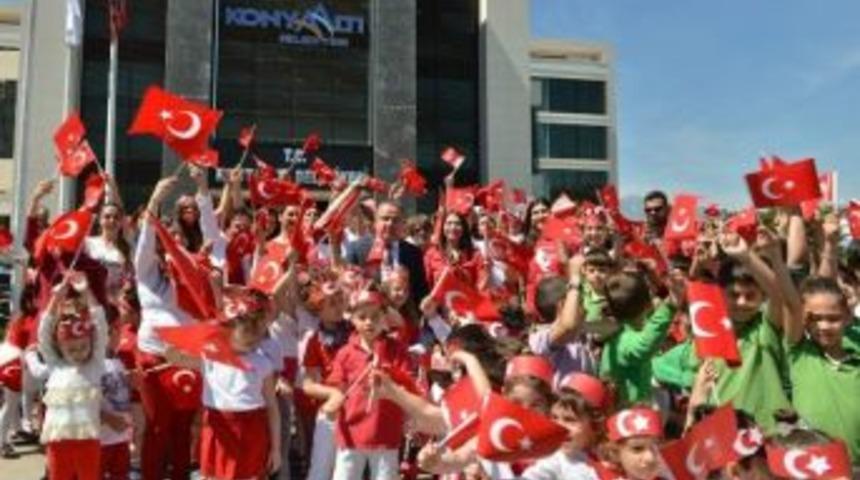 Başkan B&ouml;cek, &Ccedil;ocukların 23 Nisan Coşkusuna Ortak Oldu