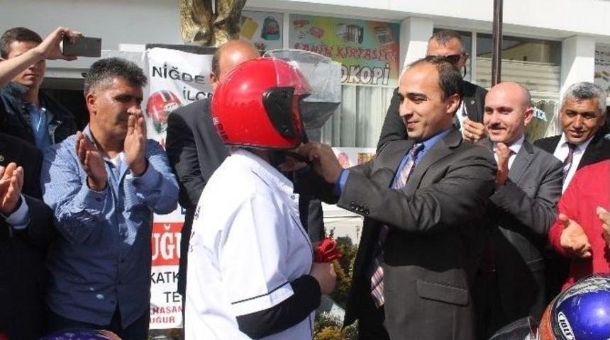 (&ouml;zel Haber) Motosiklet Tamircisi &Uuml;cretsiz Kask Dağıttı