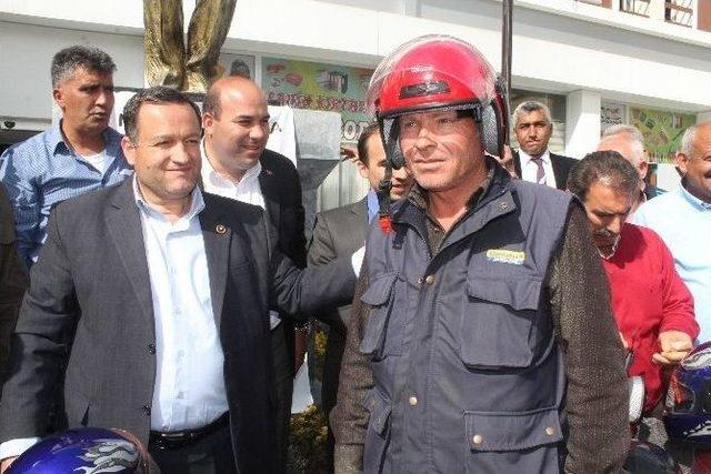 (özel Haber) Motosiklet Tamircisi Ücretsiz Kask Dağıttı