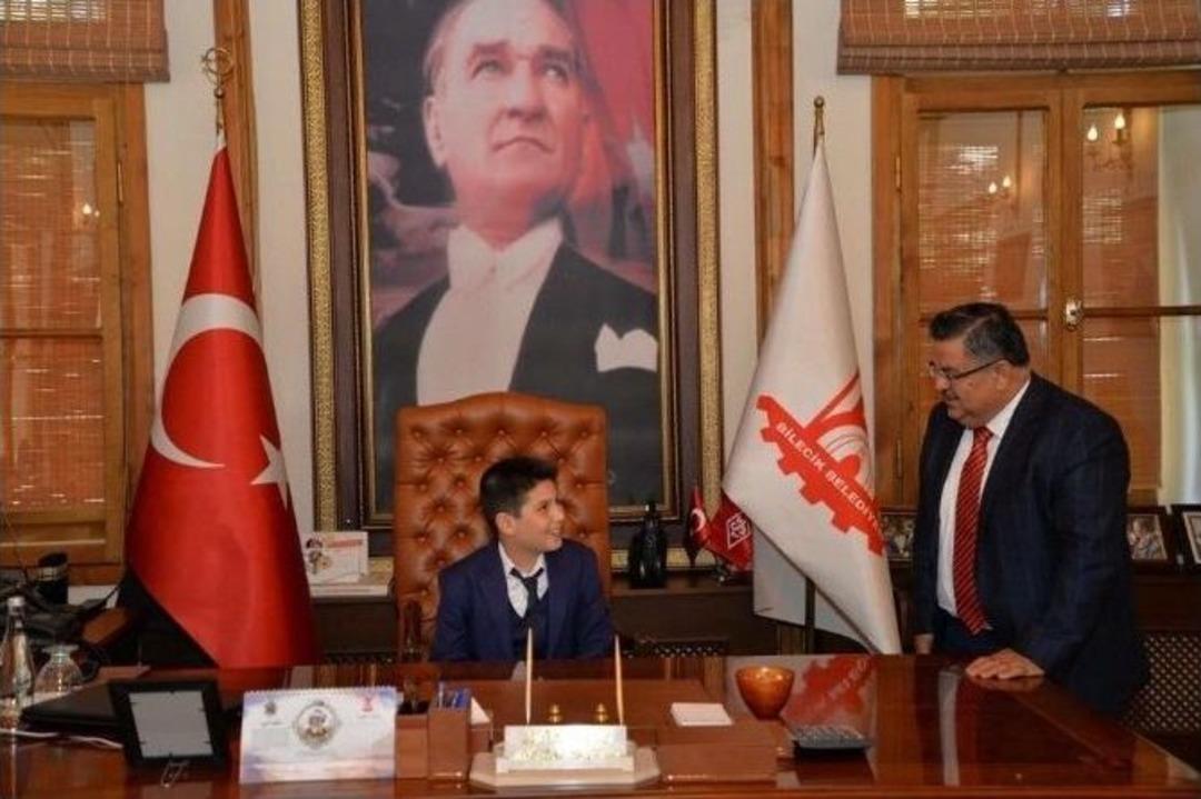 Başkan Yağcı Koltuğunu İlkokul &Ouml;ğrencisine Devretti