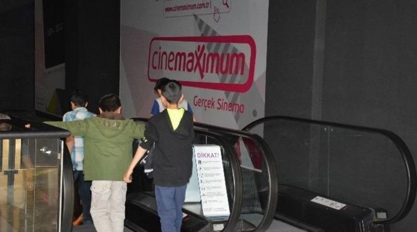 Diyarbakır&rsquo;da Kimsesiz &Ccedil;ocuklar Sinemaya G&ouml;t&uuml;r&uuml;ld&uuml;