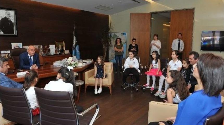 Başkan Hazinedar&rsquo;ın Makamına &Ccedil;ocuklar Oturdu