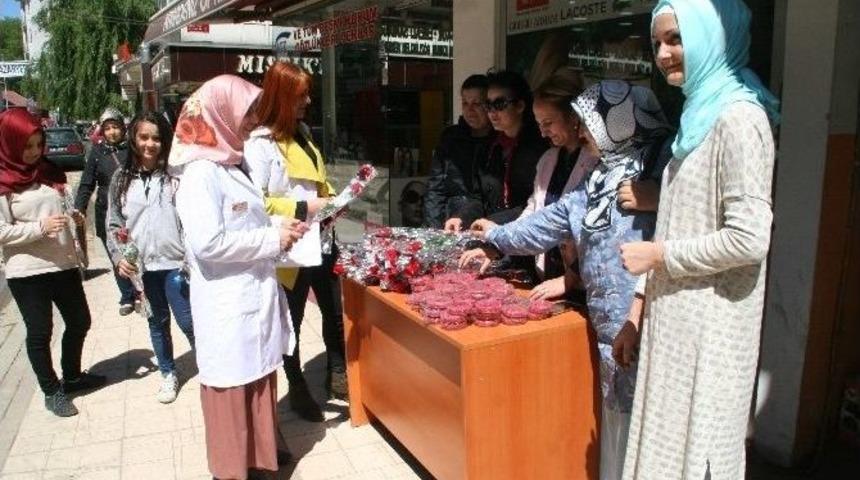 Devrek Ak Parti Kadın Kolları Vatandaşlara Karanfil Ve Tespih Hediye Ettiler