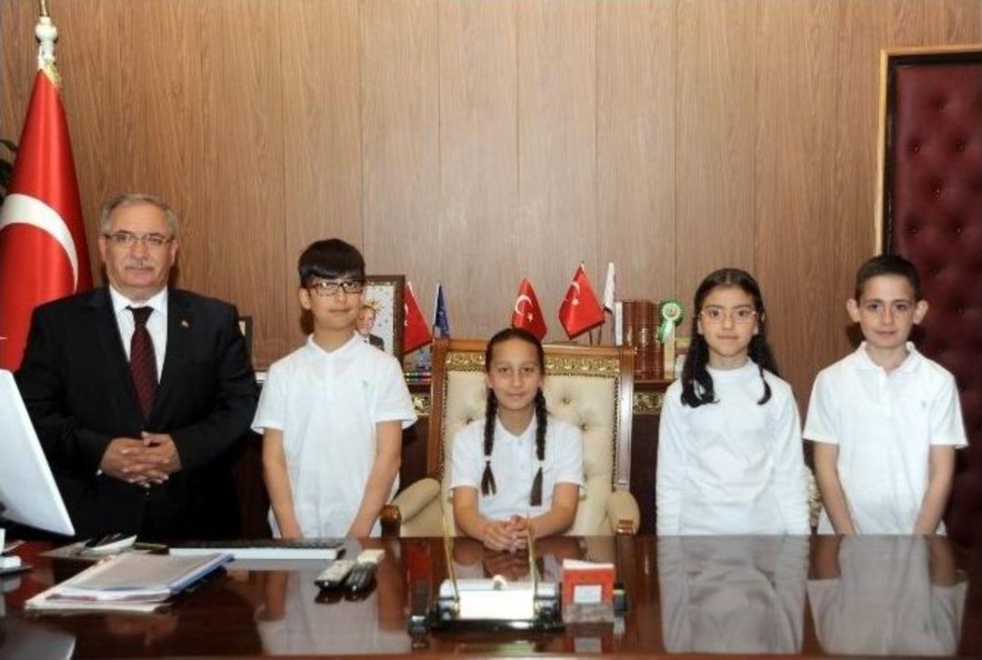 Vali Nayir Koltuğu &Ouml;ğrencilere Bıraktı