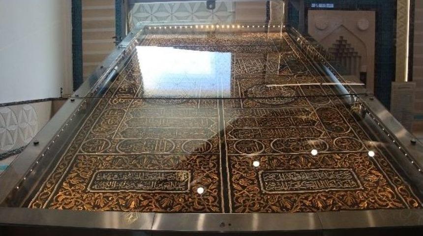 Kabe-ı Muazzamın &Ouml;rt&uuml;s&uuml; Ziyarete A&ccedil;ıldı