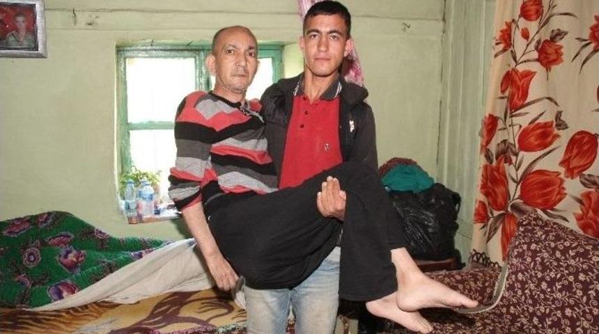 Artık Babasını Kucağında Taşımayacak