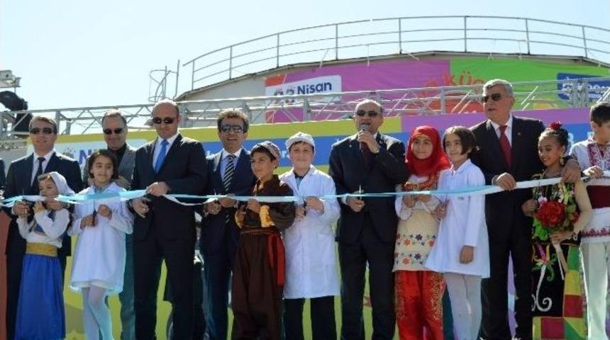 T&uuml;m D&uuml;nyadan &Ccedil;ocuklar Bir Araya Geldi