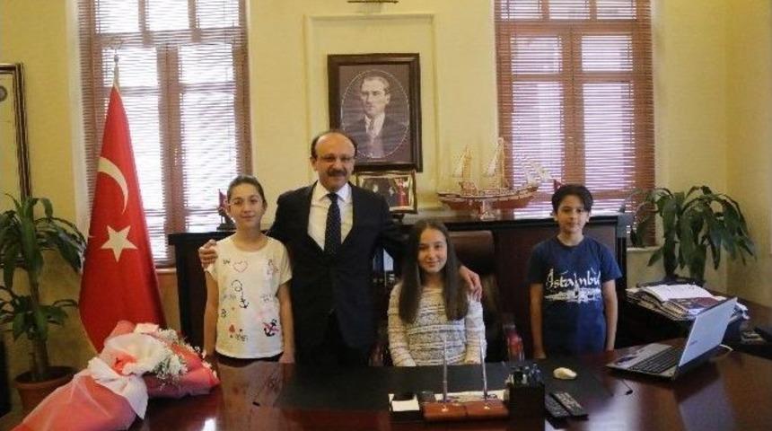 Kaymakam Ve Milli Eğitim M&uuml;d&uuml;r&uuml; Koltuğunu &Ccedil;ocuklara Bıraktı