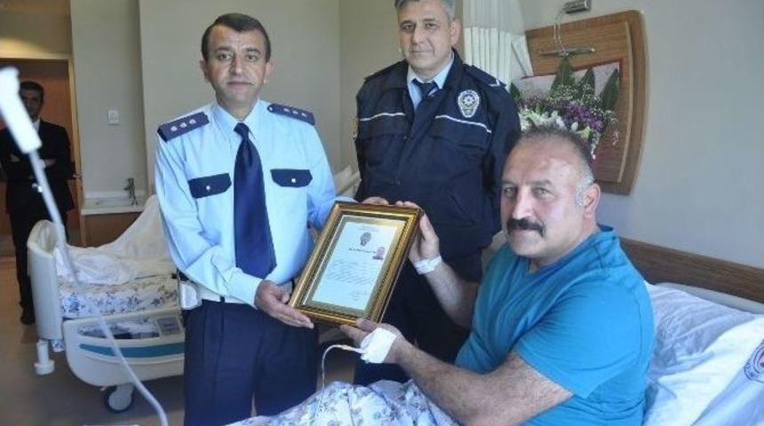 Başbakanın &Ouml;vg&uuml;yle Bahsettiği İneg&ouml;ll&uuml; Polise Başarı Belgesi