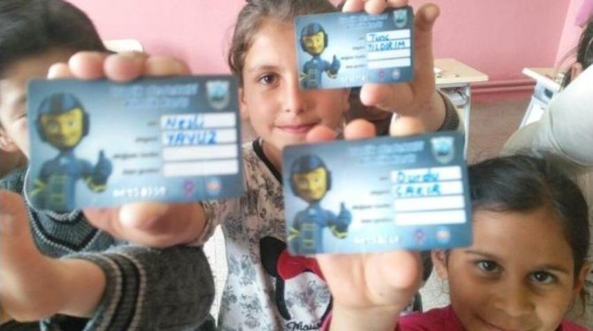 K&ouml;y Okulu &Ouml;ğrencileri Trafik Dedektifi Oldu