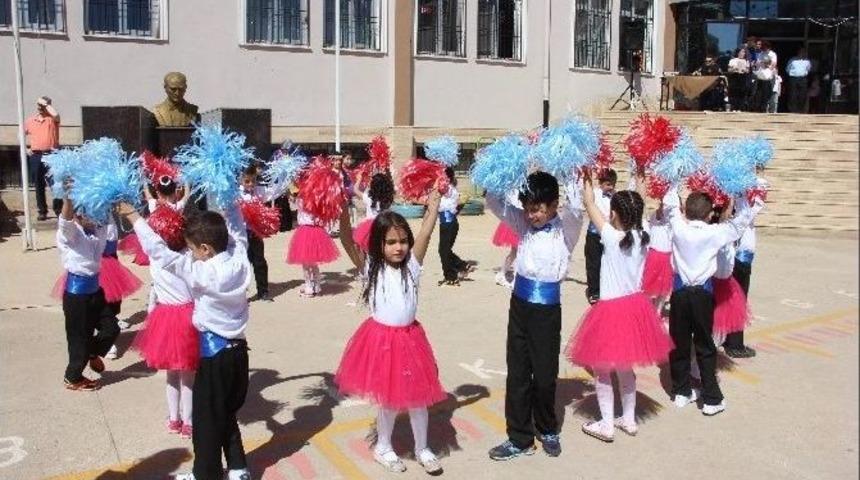 Miniklerden 23 Nisan Kutlaması