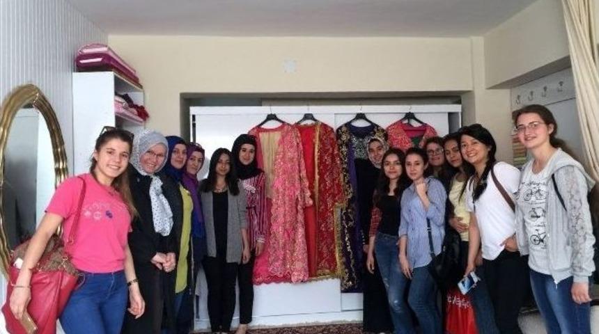 Gediz Myo Moda Tasarım Programı &Ouml;ğrencileri Dikiş-nakış At&ouml;lyelerine Teknik Gezi Yaptı
