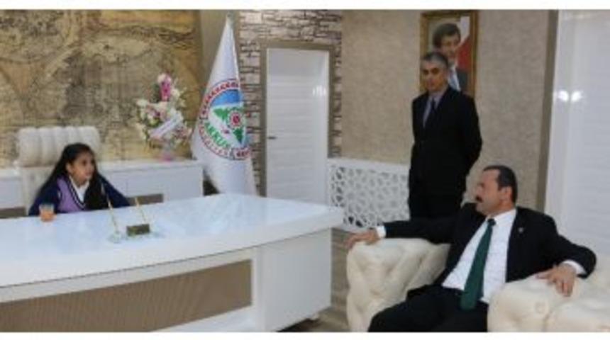 Minik Başkan Okuluna Spor Malzemesi İstedi