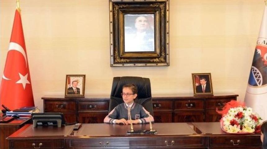 Vali Deniz Koltuğu G&uuml;nnaz Karabağ&rsquo;a Teslim Etti