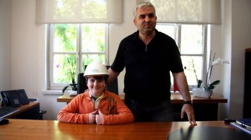 Uedaş Genel M&uuml;d&uuml;r&uuml; Koltuğunu &Ccedil;ocuklara Bıraktı