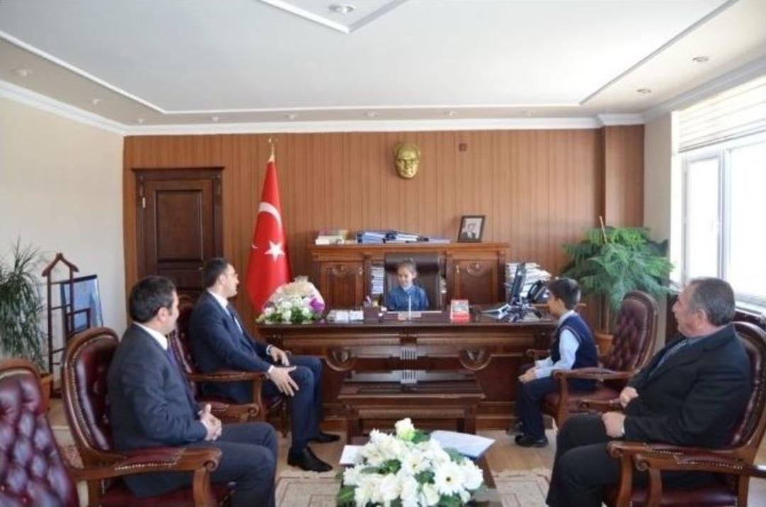 Kaymakam &Ouml;z, Koltuğunu Devretti