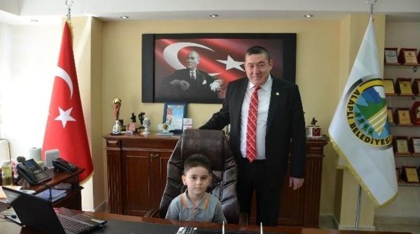 Başkan Koltuğunu &Ouml;ğrenciye Bıraktı