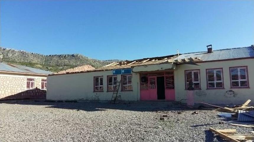 Şiddetli Fırtına Okulun &Ccedil;atısını U&ccedil;urdu