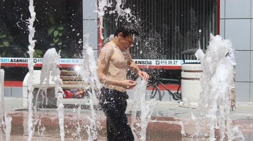 &Ccedil;ocukların Fıskiyelerde Serinleme Keyfi