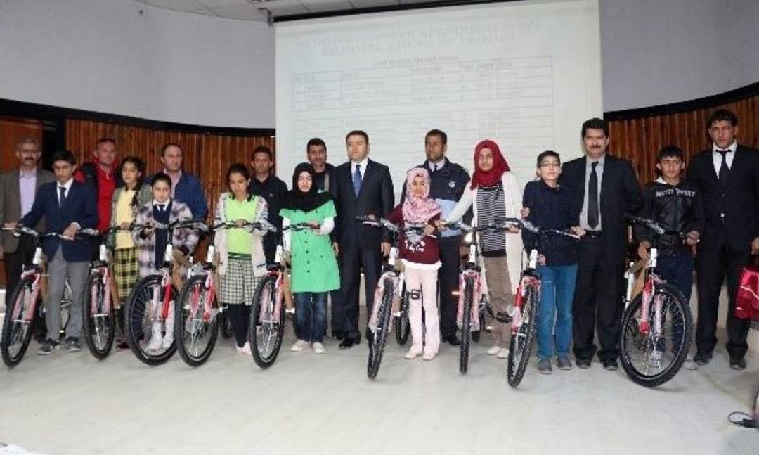 Vali Işın Başarılı &Ouml;ğrencileri &Ouml;d&uuml;llendirdi