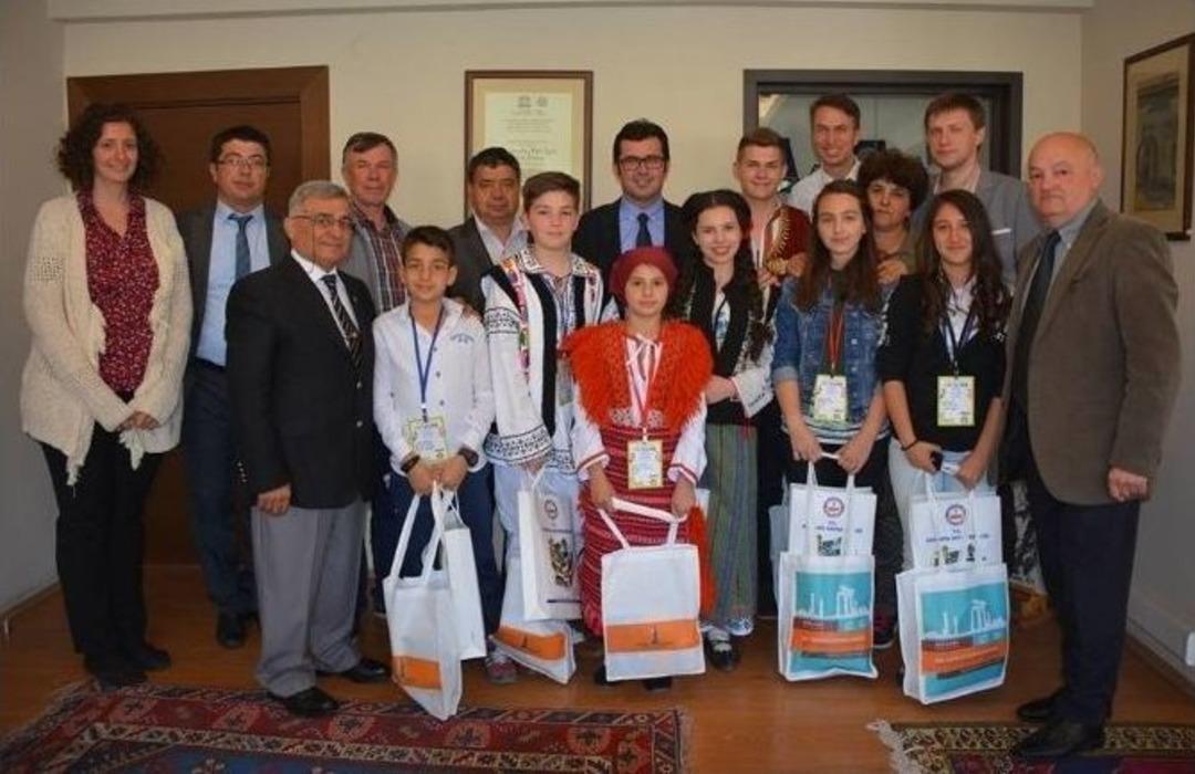 D&uuml;nya &Ccedil;ocukları Unesco D&uuml;nya Mirası Bergama&rsquo;yı Gezdi