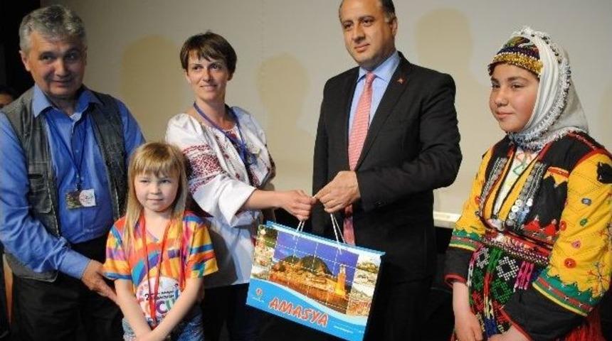 Vali &Ccedil;omaktekin, Yurt Dışından Gelen &Ccedil;ocuklara Seslendi