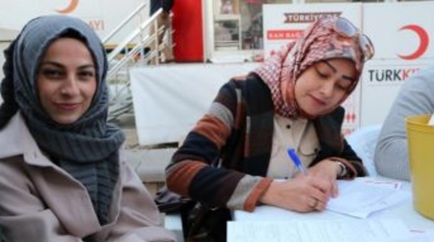 G&ouml;lbaşı Ak Gen&ccedil;likten Kan Bağışı