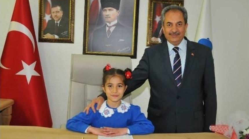 Başkan Akkaya Koltuğunu Ayşe Karag&ouml;z&rsquo;e Devretti