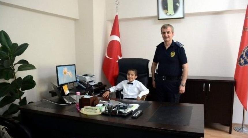 Emniyet M&uuml;d&uuml;r&uuml;n&uuml;n Koltuğuna Oturan K&uuml;&ccedil;&uuml;k G&uuml;rkan, T&uuml;m Ekipleri Okul &Ccedil;evrelerine Sevk Etti