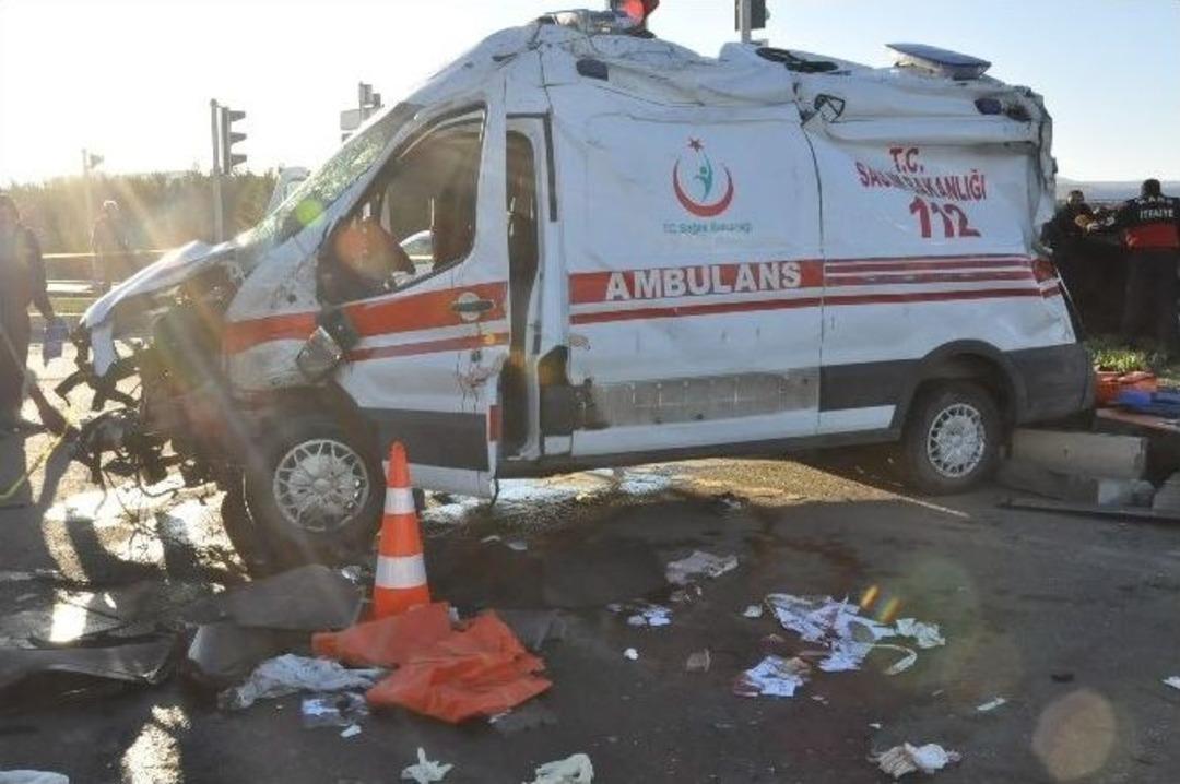 Ambulans İle Otomobil &Ccedil;arpıştı: 2 &Ouml;l&uuml;, 3 Yaralı