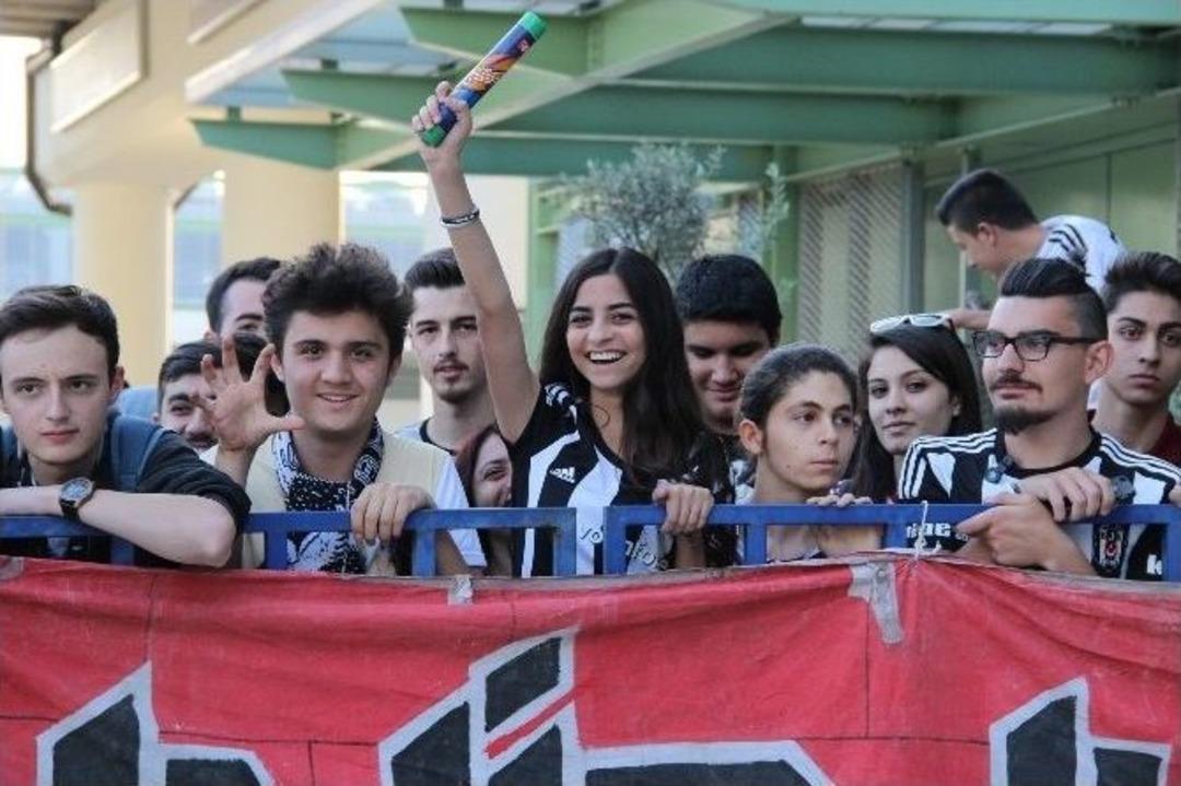 Lider Beşiktaş&rsquo;a İzmir&rsquo;de Coşkulu Karşılama