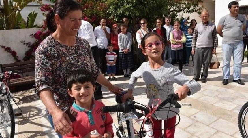 Bodrum&rsquo;da Başarılı &Ouml;ğrencilere Bisiklet