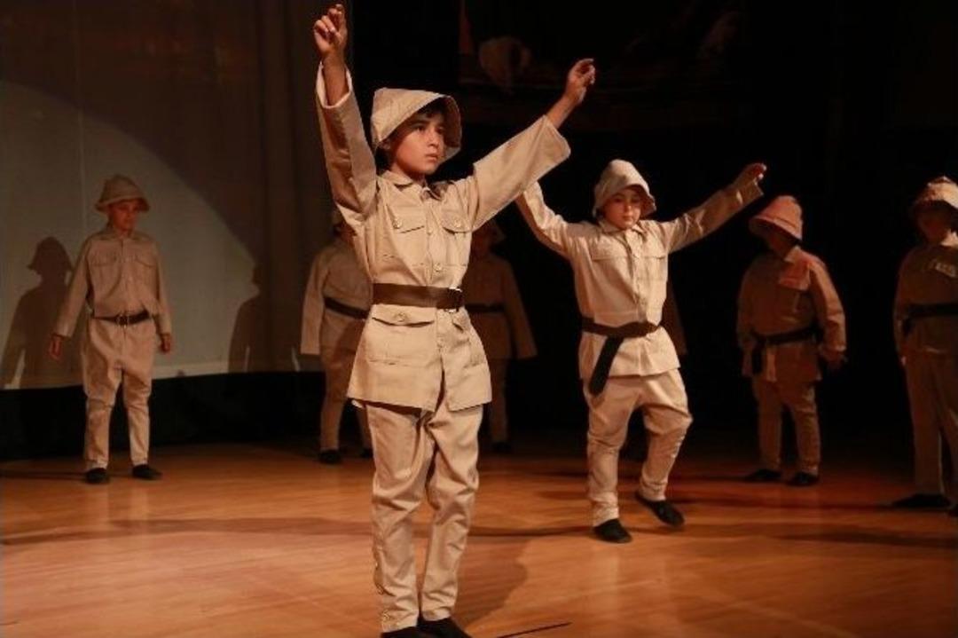 &Ccedil;ocuklar Halk Oyunlarını Sergiledi