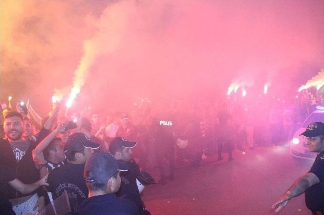 Beşiktaş, Manisa&rsquo;da Meşalelerle Karşılandı