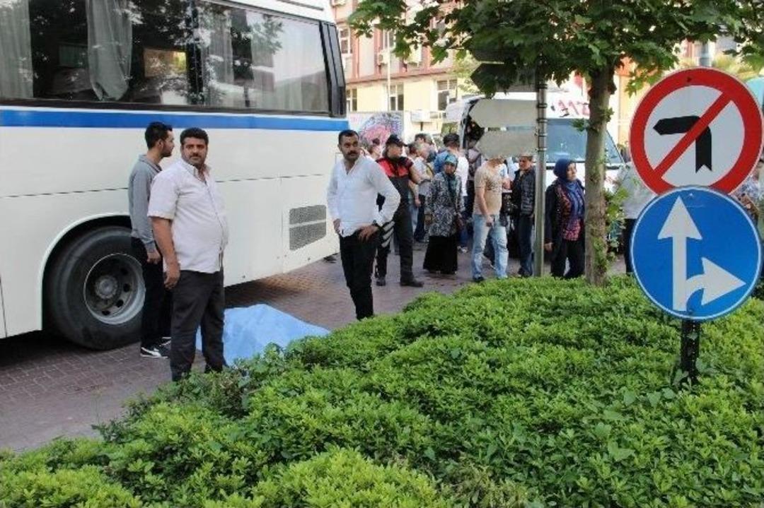 Annesiyle Yolun Karşısına Ge&ccedil;erken Otob&uuml;s&uuml;n Altında Kaldı