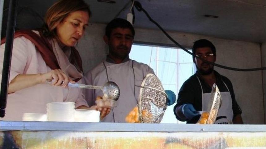 Ak Partili Başkan Vatandaşlara Lokma Dağıttı