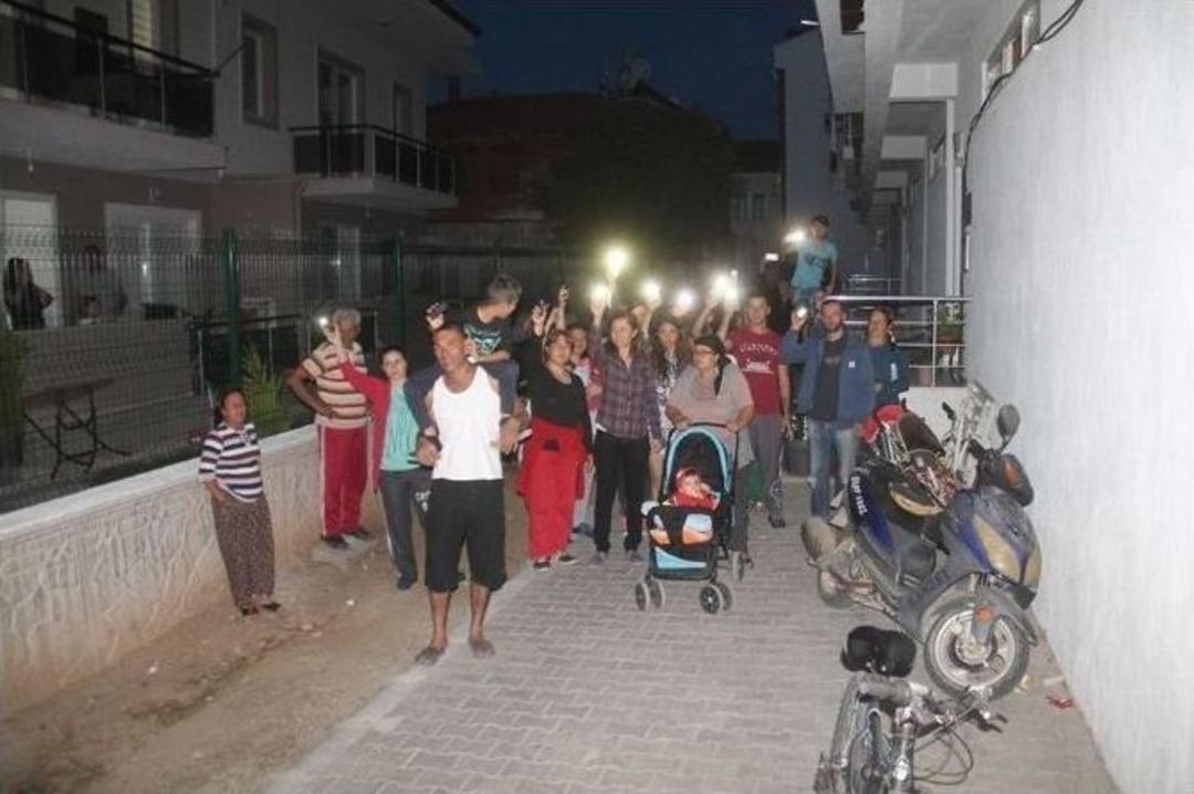 Elektrikleri Kesilen Vatandaşlar İsyan Etti