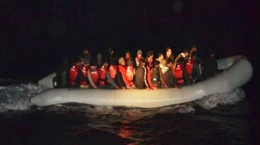 Tekne Motoru Bozulan Ka&ccedil;akların İmdadına Sahil G&uuml;venlik Yetişti