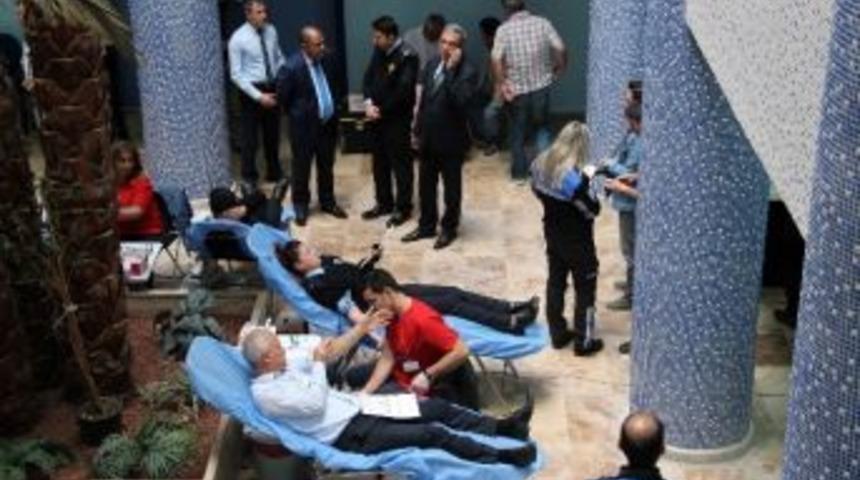 Polis Kan Bağışladı